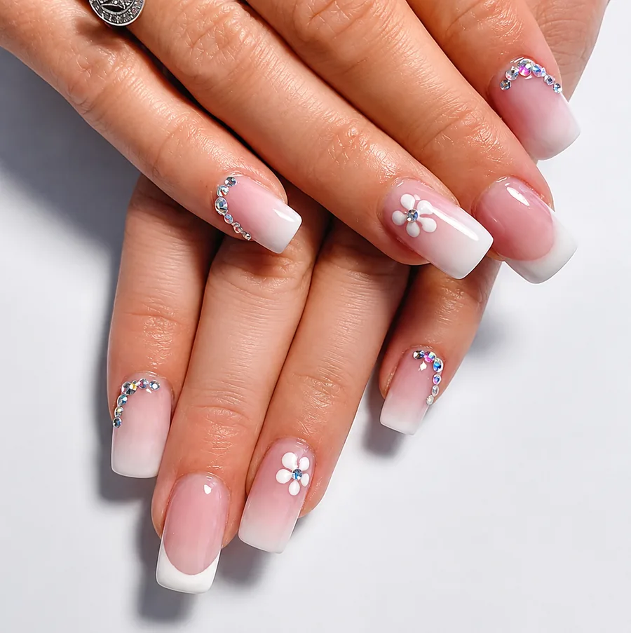 Manucure French avec dégradé baby boomer, strass et petites fleurs